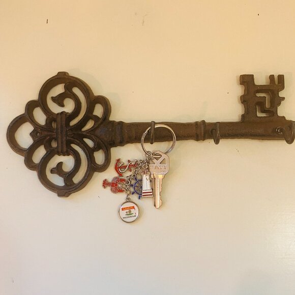 Cast Iron Rust Coloured Key shape Key holder - Picture 8 of 9